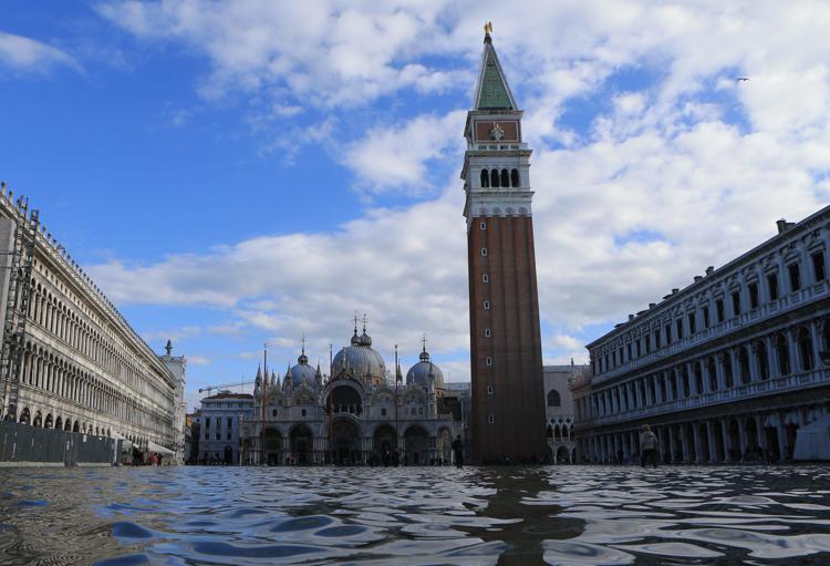 Venezia, vigilia di Natale con l'acqua alta