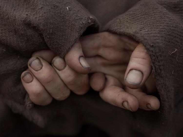 foto di scena del film 'Volevo nascondermi', le mani sono di Elio Germano che interpreta il pittore Ligabue - (Chico de Luigi)