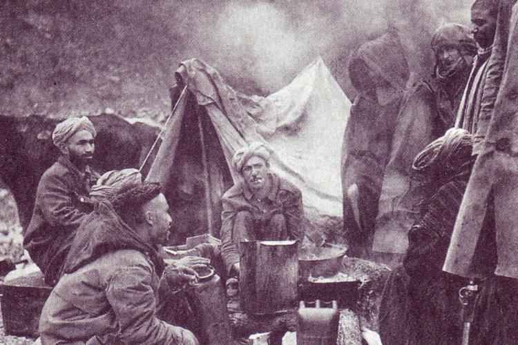 Militari marocchini inquadrati nell'esercito francese accampati nei pressi di Monte Cassino (Foto da Wikipedia)