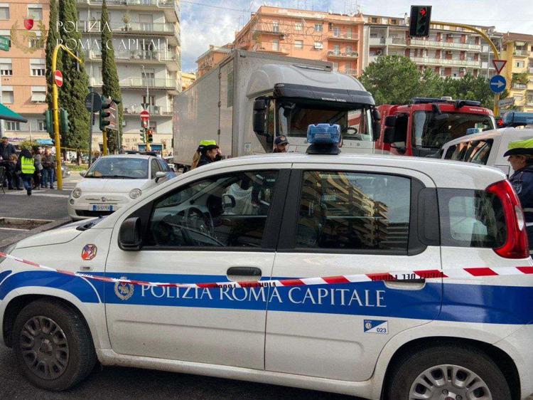 Roma, donna muore investita da autocarro vicino via Appia