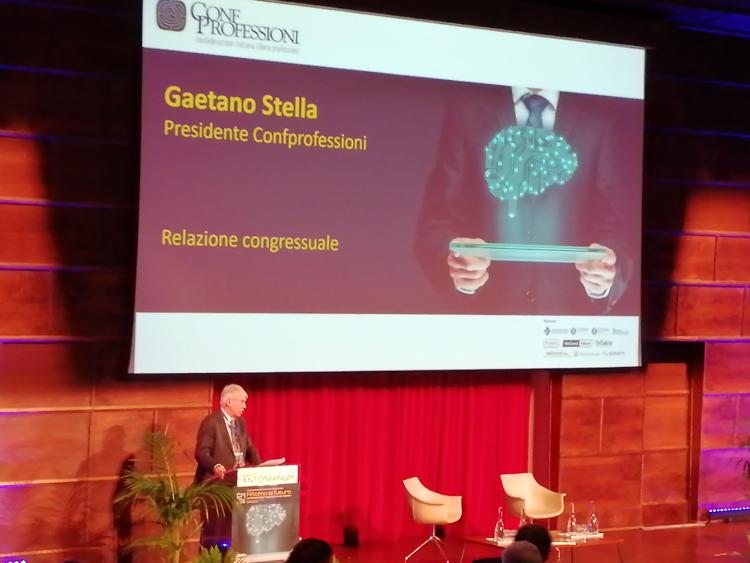 Il presidente di Confprofessioni, Gaetano Stella, dal palco del Congresso (Foto Adnkronos/Labitalia)