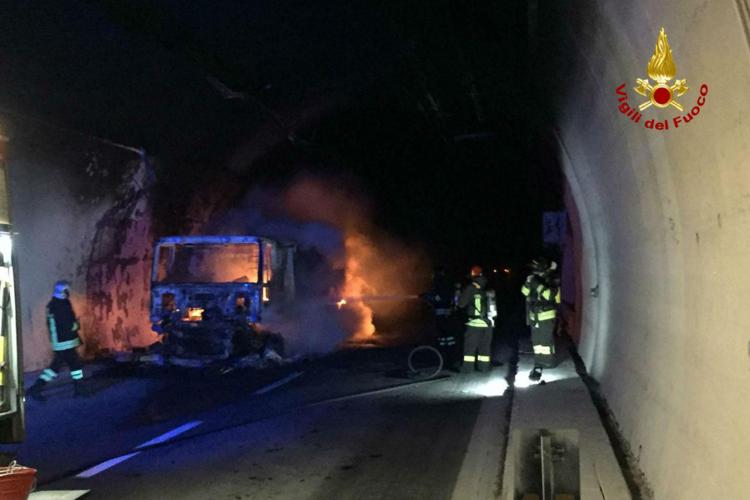 Savona, tir brucia in galleria sull'autostrada: 32 intossicati