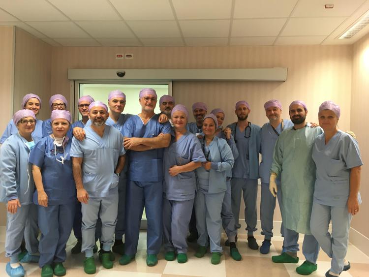 L'équipe multidisciplinare che ha eseguito l'intervento all'ospedale Bufalini di Cesena