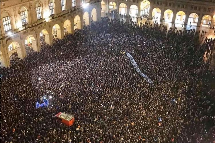 Salvini a Bologna, 11mila 'sardine' in piazza Maggiore