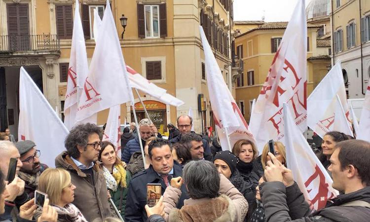Scuola: Anief, centina di lavoratori a presidio davanti Montecitorio