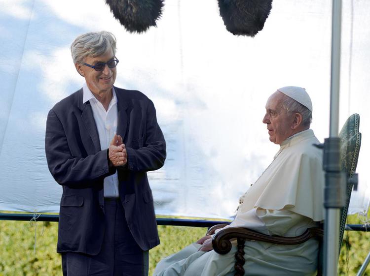 Wim Wenders e  Papa Francesco nello scatto di Arturo Delle Donne sul set del docu-film 'Pope Francis: A Man of His Word' 