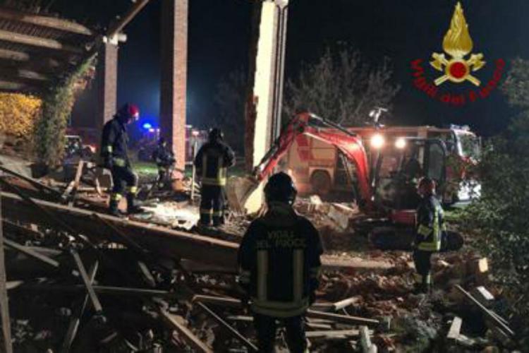 Alessandria, esplode cascina: morti tre vigili del fuoco