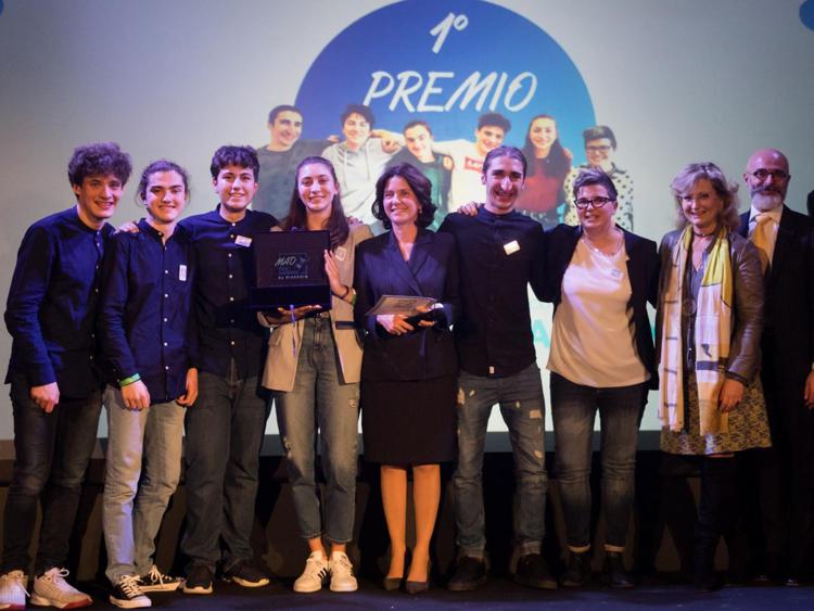 Foto di gruppo per la rappresentanza dell'Istituto Spallanzani di Reggio Emilia, primo classificato nella scorsa edizione del Mad for science