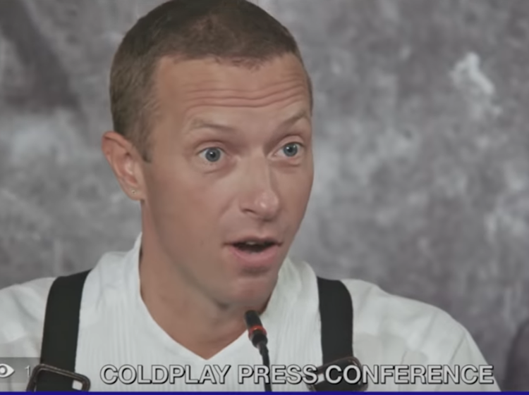 Chris Martin, frontman dei Coldplay, in un fermo immagine della conferenza online organizzata per annunciare il concerto in live streaming dalla Giordania