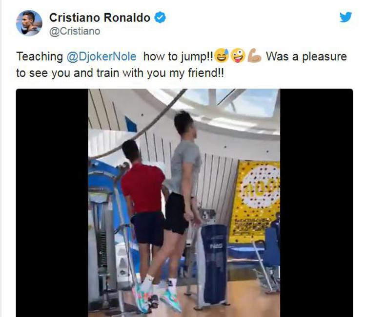 Ronaldo si allena con Djokovic, lezioni di salto /Video
