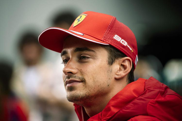 Leclerc positivo al covid, pilota Ferrari in isolamento con sintomi lievi