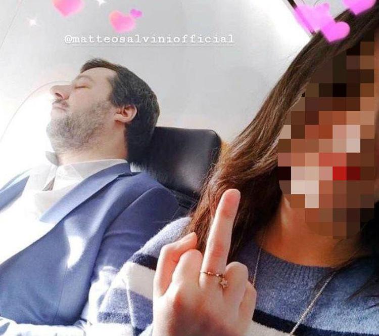 Salvini dorme in aereo, ragazza scatta selfie con dito medio