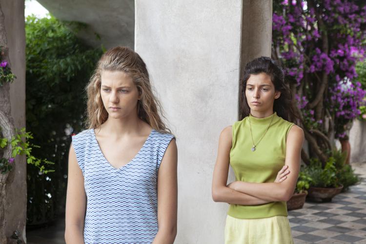 Margherita Mazzucco (Elena) e Gaia Girace (Lila) in una scena della seconda stagione de 'L'amica geniale'
