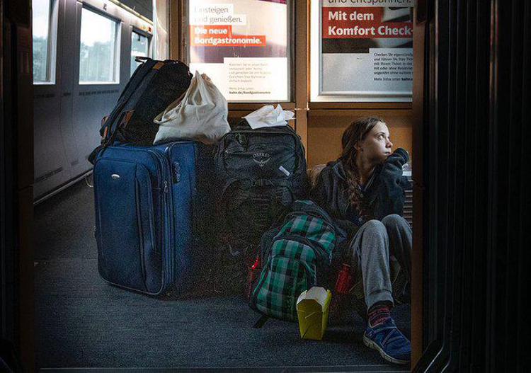 Greta senza posto in treno, il post divide i social