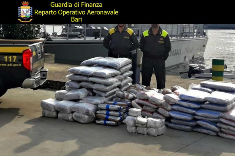 Sulla barca oltre 300 kg di marijuana e hashish, arrestato scafista