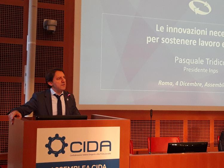Il presidente dell'Inps, Pasquale Tridico, sul palco dell'assemblea Cida (Foto Adnkronos/Labitalia)