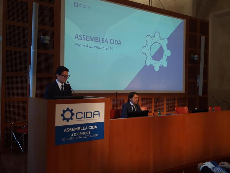 Il presidente della Cida, Mario Mantovani, sul palco dell’Assemblea (Foto Adnkronos/Labitalia)