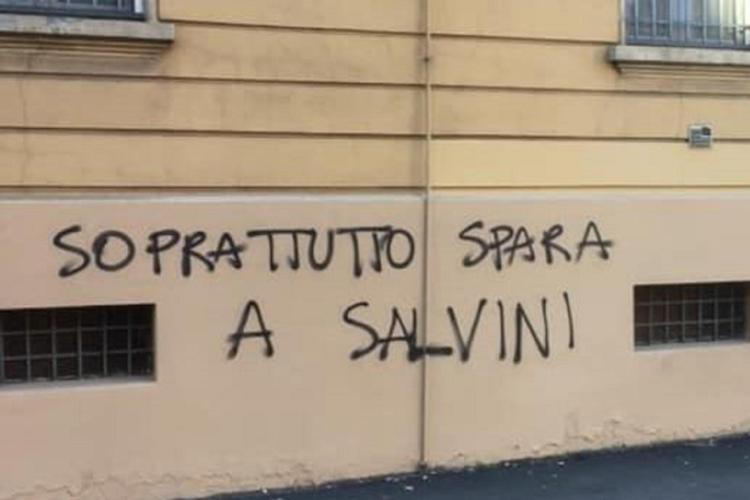 Scritta contro Salvini a Bologna