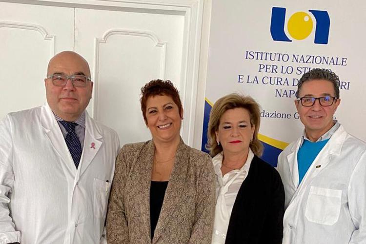 Da sx l'oncologo Giovanni Iodice, le due pazienti selezionate Rita Maria e Marisa e l'oncologo Michelino de Laurentiis