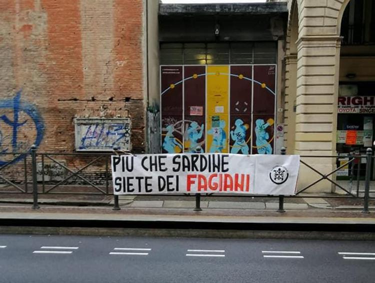 Sardine: lo striscione di Casapound a Bologna, 'più fagiani...'