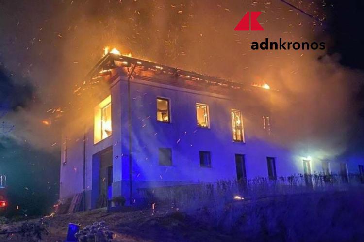 Asti, vigile fuoco colpito da lastra durante incendio