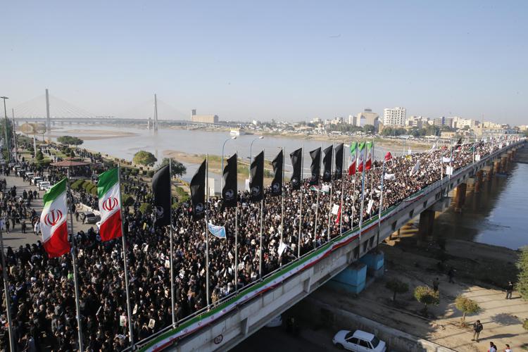 La folla radunata ad Ahvaz (AFP)