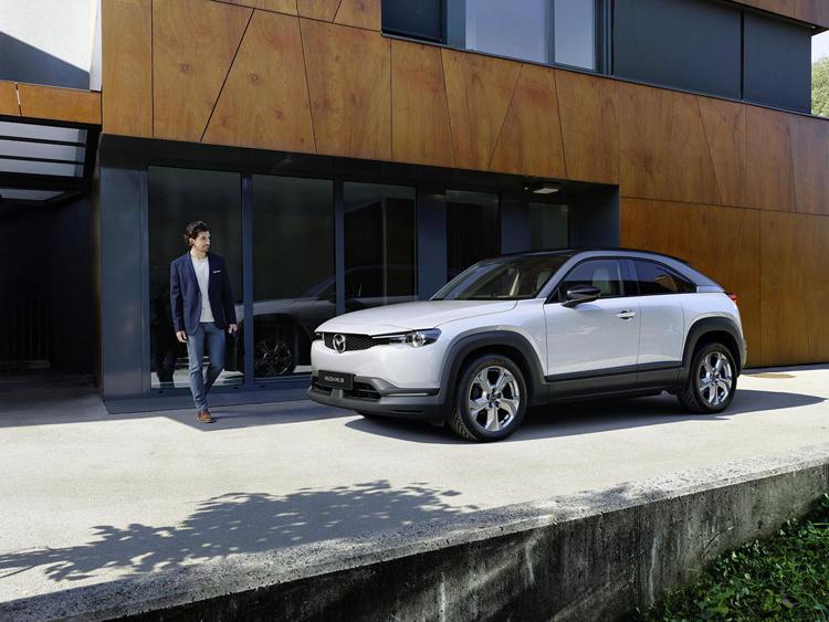 Mazda: a febbraio 'e-Talks' per sciogliere dubbi su mobilità 'elettrificata'