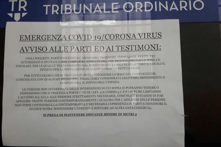 Coronavirus, cartelli in tribunale: 