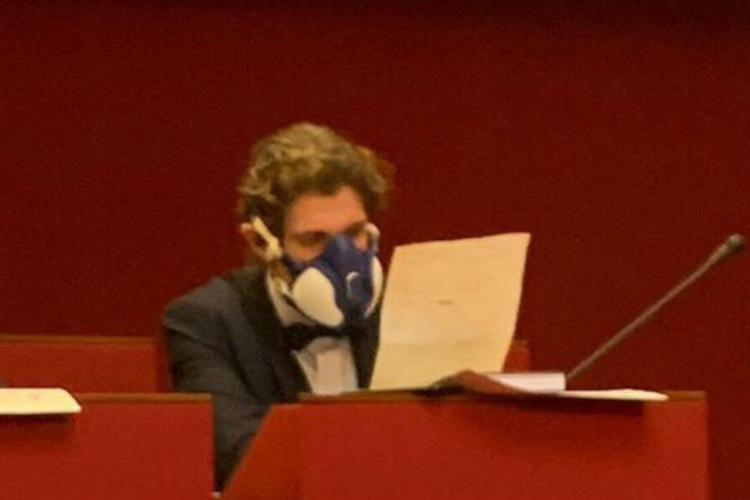 Coronavirus: Luca Bizzarri e il consigliere con la mascherina 'deluxe' che scatena i social