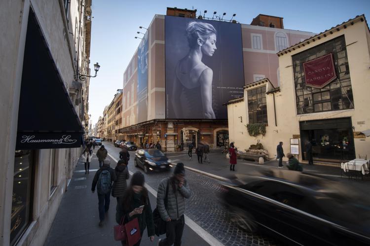 L'installazione fotografica di Eleonora Abbagnato in via del Babuino, omaggio di una nota società di architettura alla grande étoile internazionale