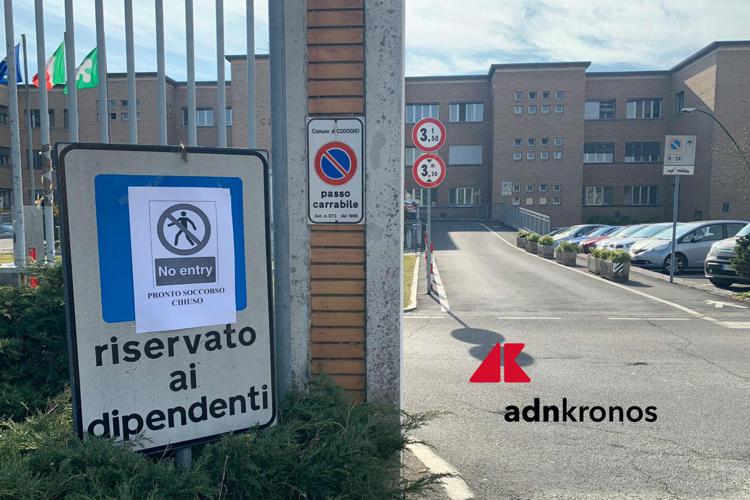 Coronavirus, cartelli 'no entry' davanti ospedale Codogno
