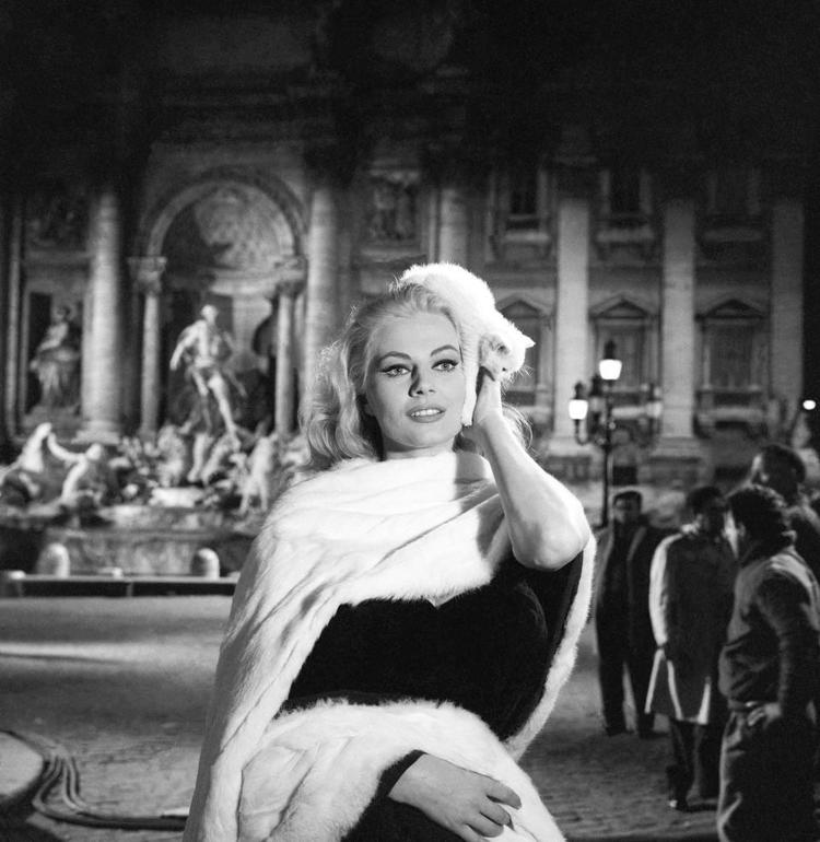 Anita Ekberg dinanzi alla Fontana di Trevi nella 'Dolce Vita' di Fellini.  - (Reporters Associati & Archivi-Roma)