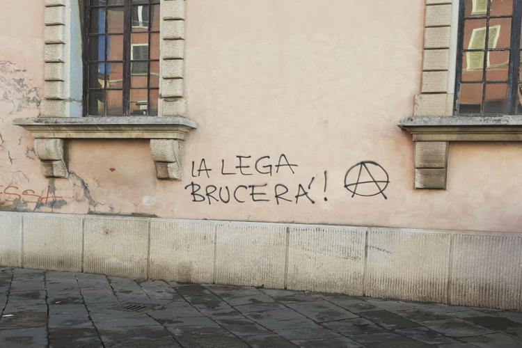 Lega, scritte di minaccia sui muri di Carrara