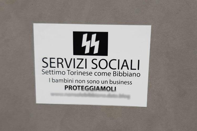 'Settimo come Bibbiano' e logo SS, volantini contro servizi sociali