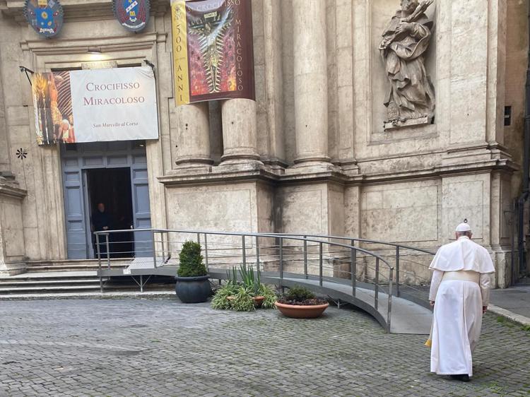 Papa Francesco a piedi a Roma in via del Corso