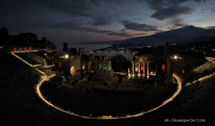 Coronavirus: Teatro antico di Taormina con le luci del tricolore