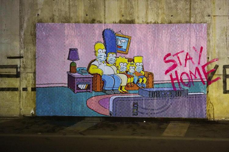 Coronavirus: a Pompei lo street artist ingaggia i Simpson per 'Stay Home'