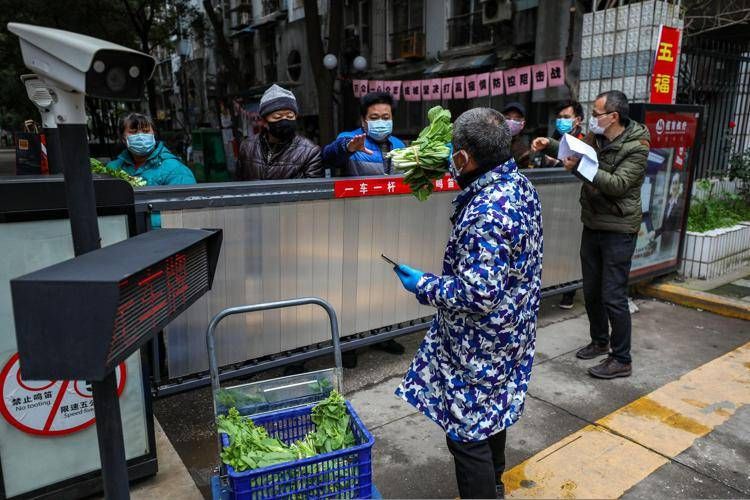 Foto Afp. Un mercato a Wuhan    