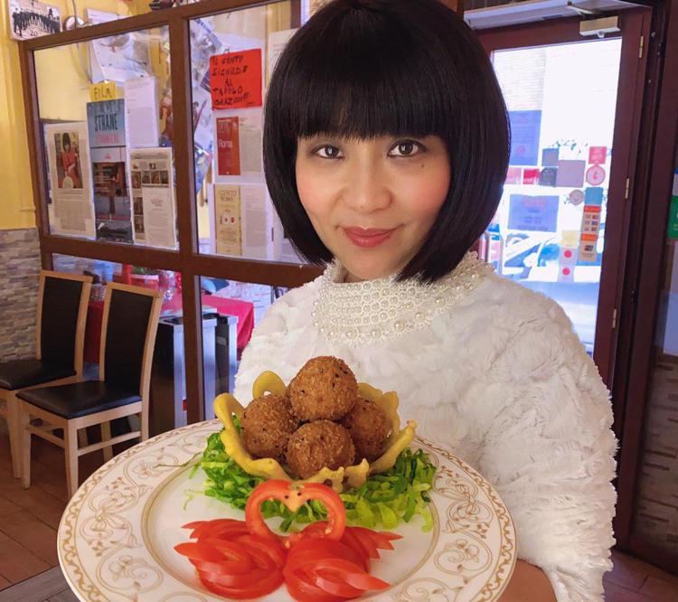Sonia Zhou al suo ristorante 