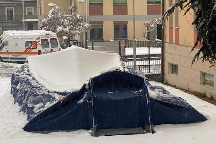 Coronavirus, troppa neve: crolla il triage di San Giovanni in Fiore