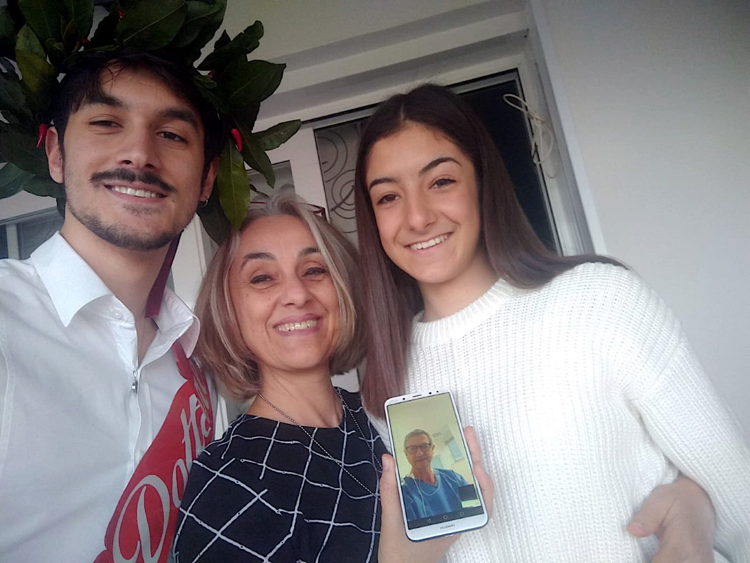Luca Leomazzi insieme alla mamma e alla sorella