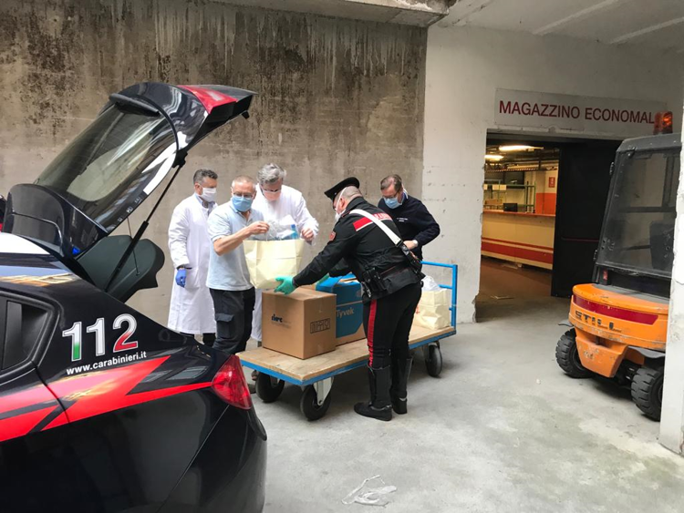 Carabinieri impegnati nel trasporto di materiale sanitario