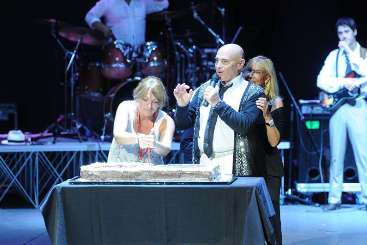 Susanna Vianello sul palco con il padre Edoardo e la madre, Wilma Goich (Fotogramma /Ipa)