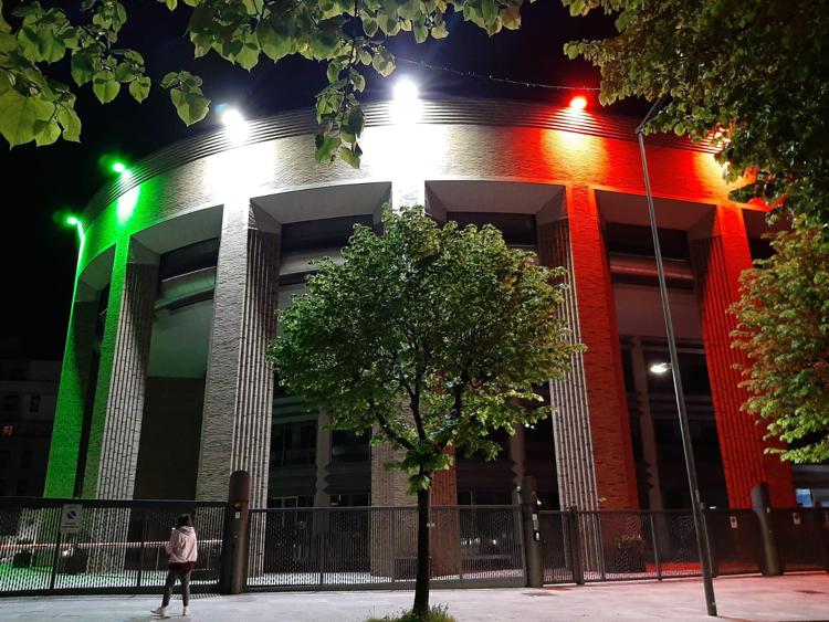 BPER Banca, luci tricolori accese sulla facciata della sede di viale Cappuccini