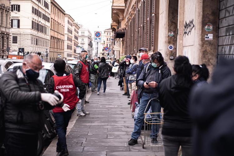 Coronavirus: fila davanti Casapound per pacchi alimentari, dalle finestre l'Inno a Roma