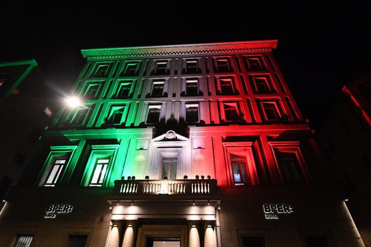 Coronavirus: Bper, luci tricolori accese su facciata sede via Venezian a Bologna