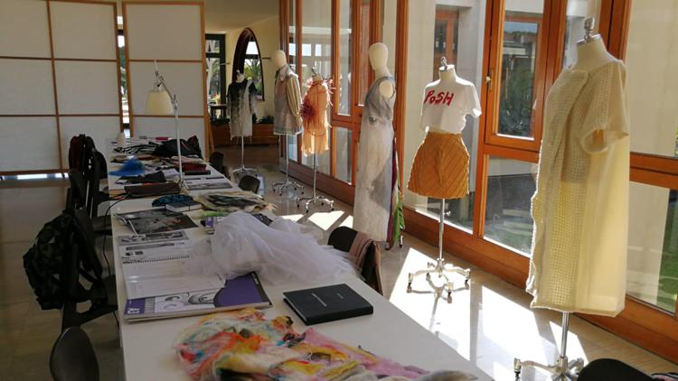 Il fashion design dell'Accademia di Frosinone sul set di 'Vivi e lascia vivere'