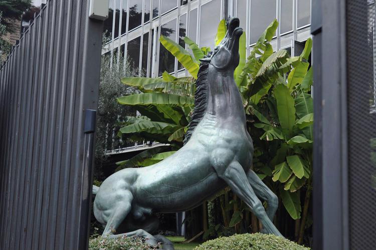 cavallo realizzato da Francesco Messina,simbolo della Rai, installato dinanzi la sede Centrale di Roma in Viale Mazzini
