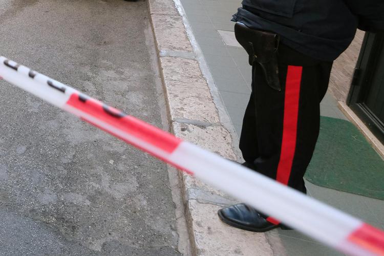 Cagliari, si costruisce pugnale e uccide la moglie con 40 coltellate