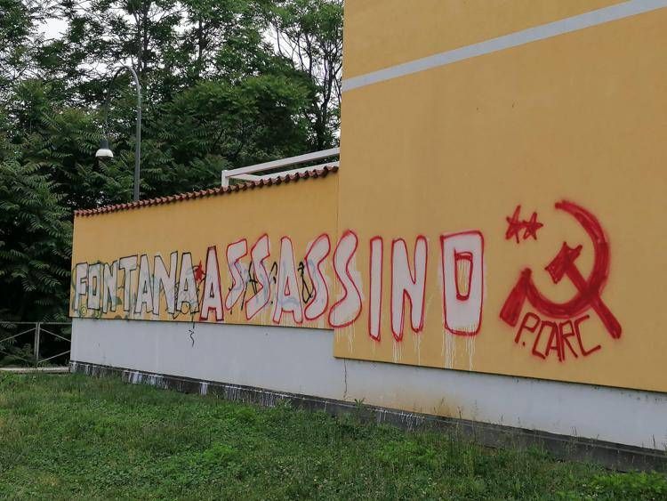 'Fontana assassino', la scritta su un muro a Milano